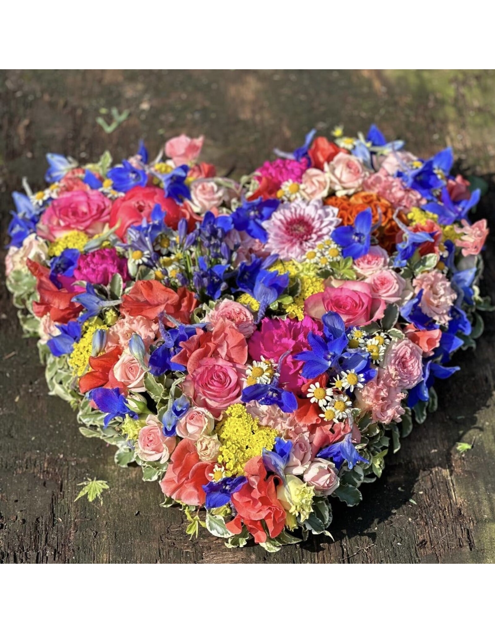 Groot hart met veel frisse seizoensbloemen