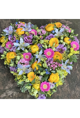 Groot hart met fleurige verse bloemen