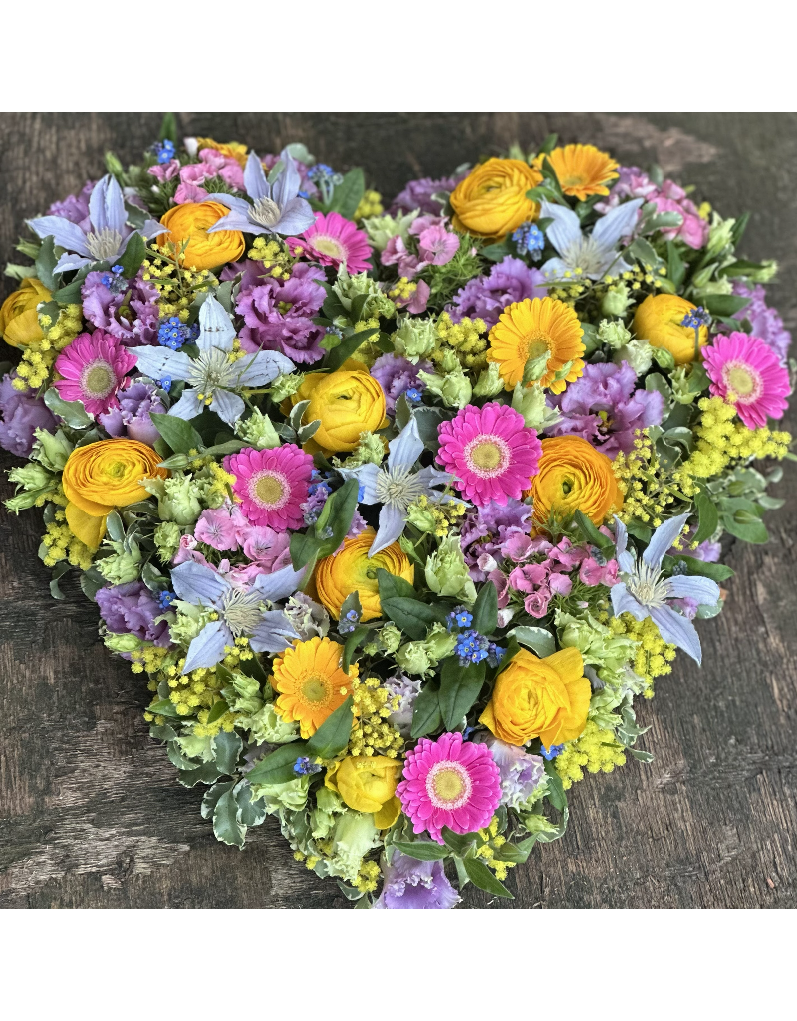 Groot hart met fleurige verse bloemen