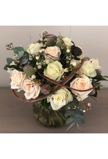 rijk gevuld boeket met rozen en andere snijbloemen