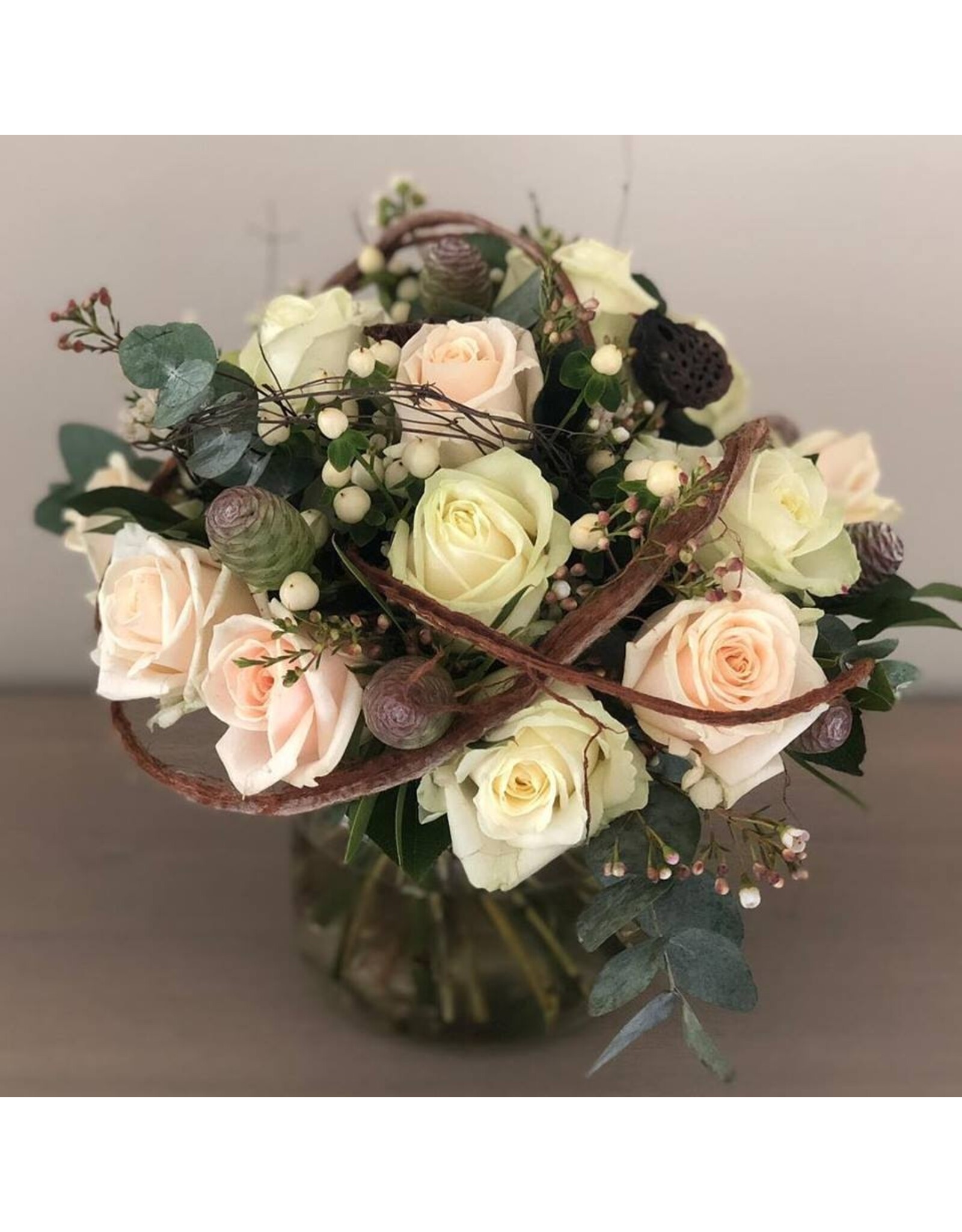 rijk gevuld boeket met rozen en andere snijbloemen