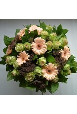 rijk gevuld boeket met rozen en andere snijbloemen