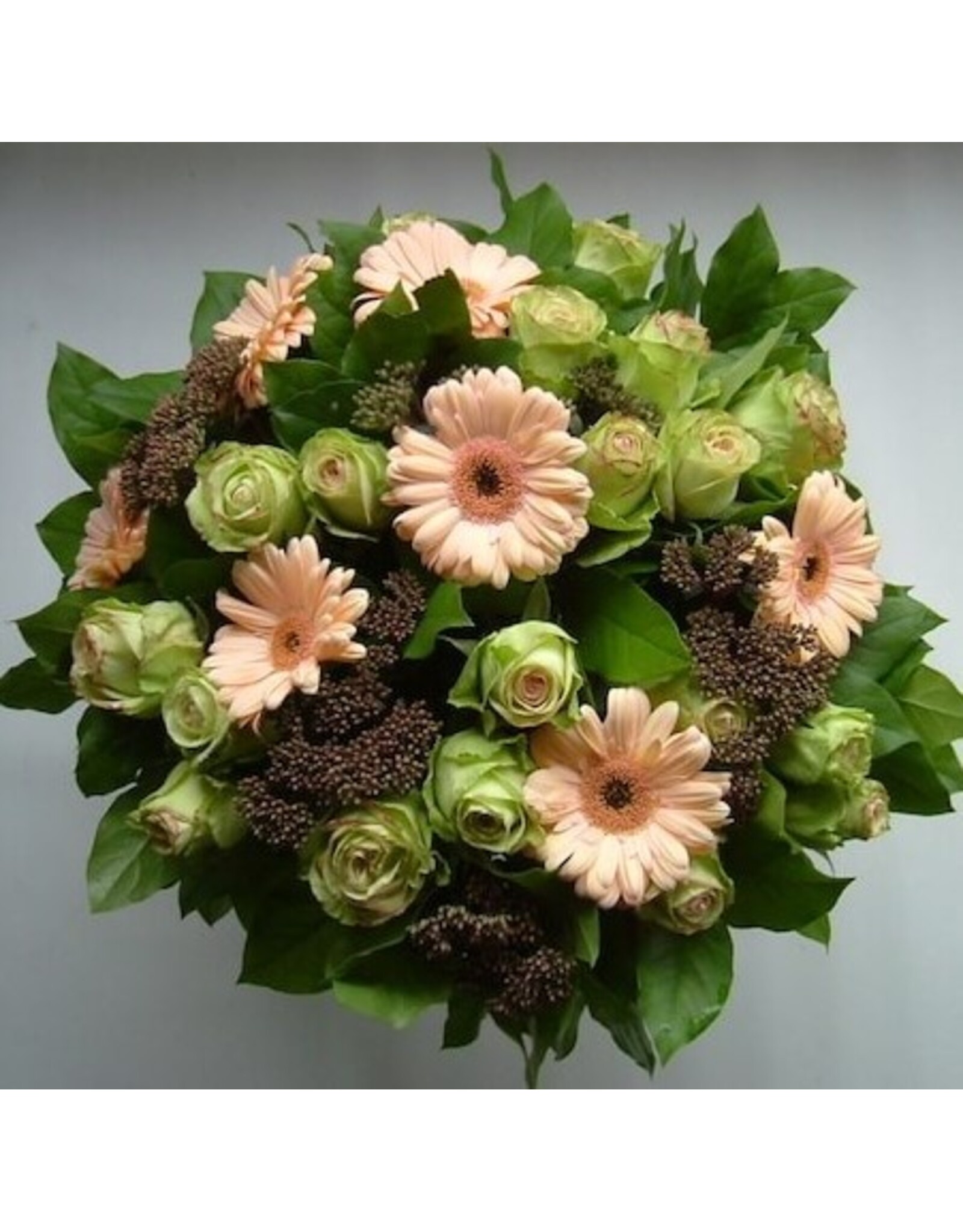 rijk gevuld boeket met rozen en andere snijbloemen