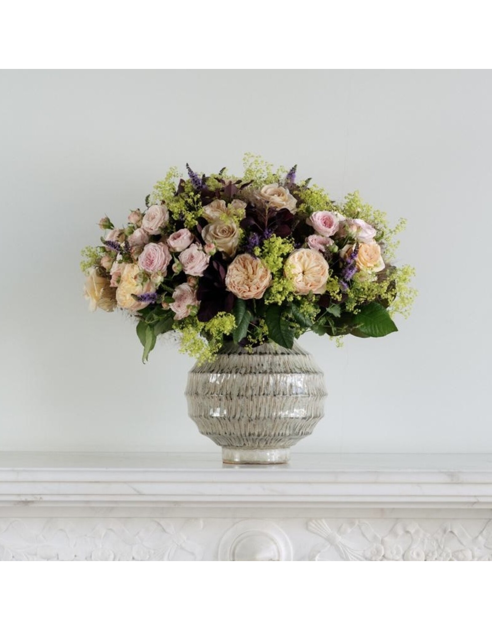 rijk gevuld boeket met seizoensbloemen