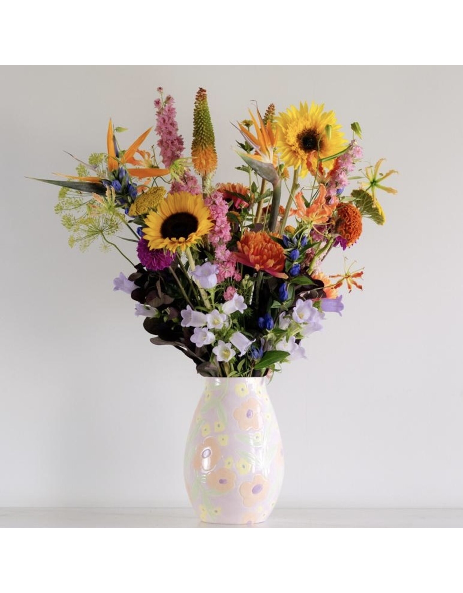 rijk gevuld boeket met frisse seizoensbloemen