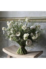 rijk gevuld boeket met frisse, witte seizoensbloemen