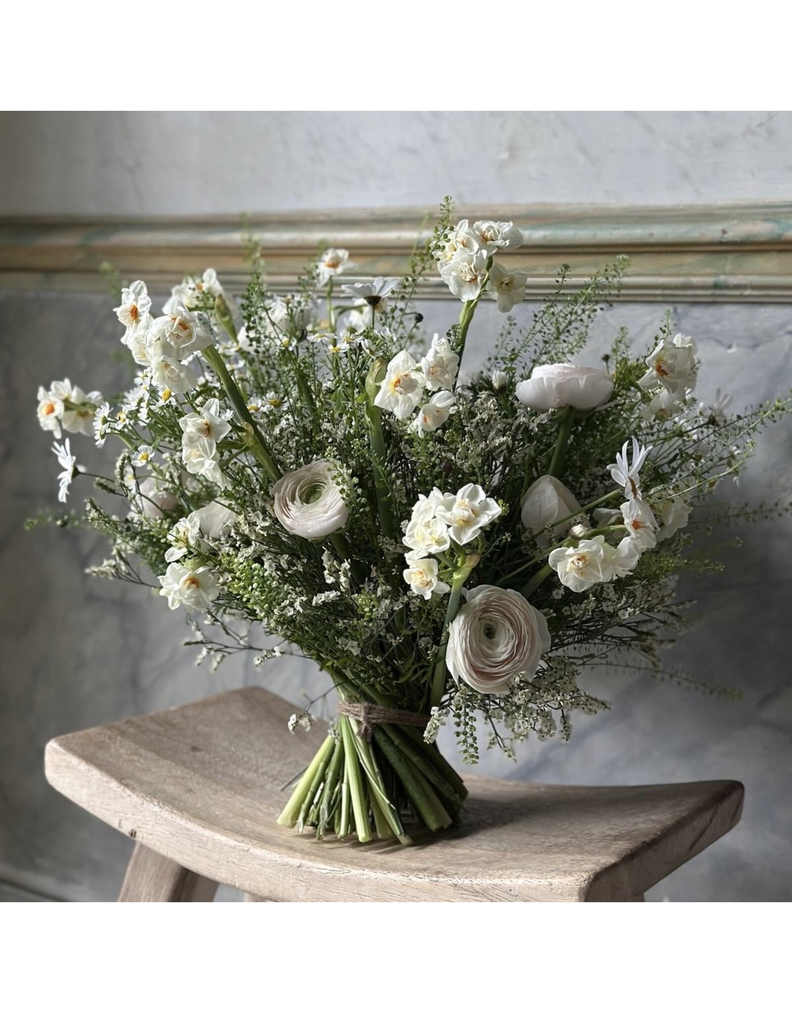 rijk gevuld boeket met frisse, witte seizoensbloemen
