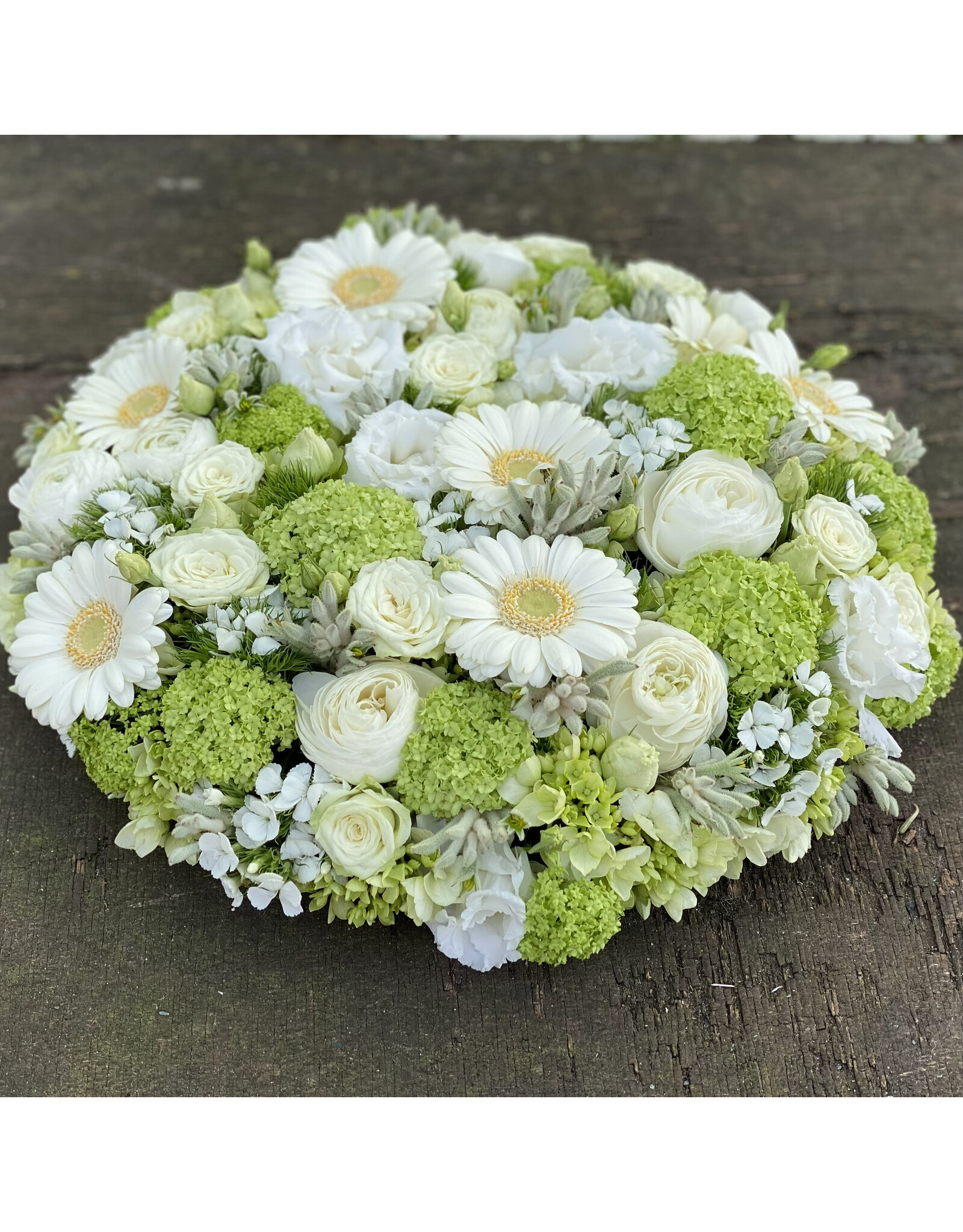 rondrouwstuk  met  fijne bloemen