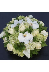 Bloemstuk met orchideeën en callas