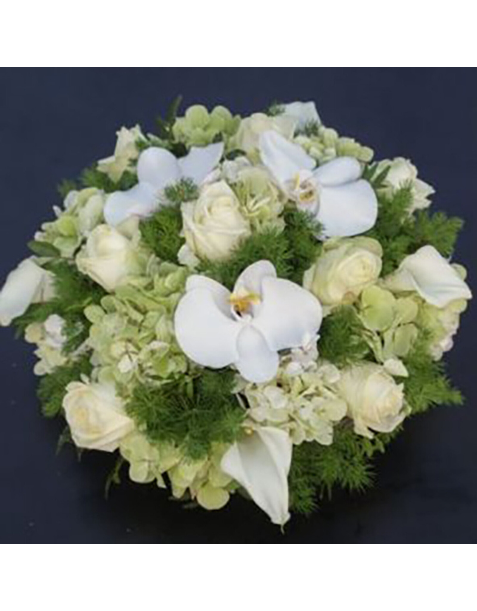 Bloemstuk met orchideeën en callas