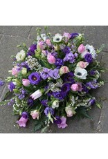 rond rouwstuk uitgewerkt met  fijne bloemen in kleur naar keuze