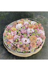rond rouwstuk  met  fijne seizoensbloemen