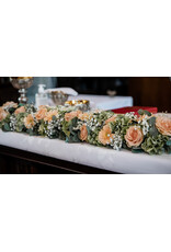 altaarstuk of stuk voor op kist met rozen en andere fijne bloemen