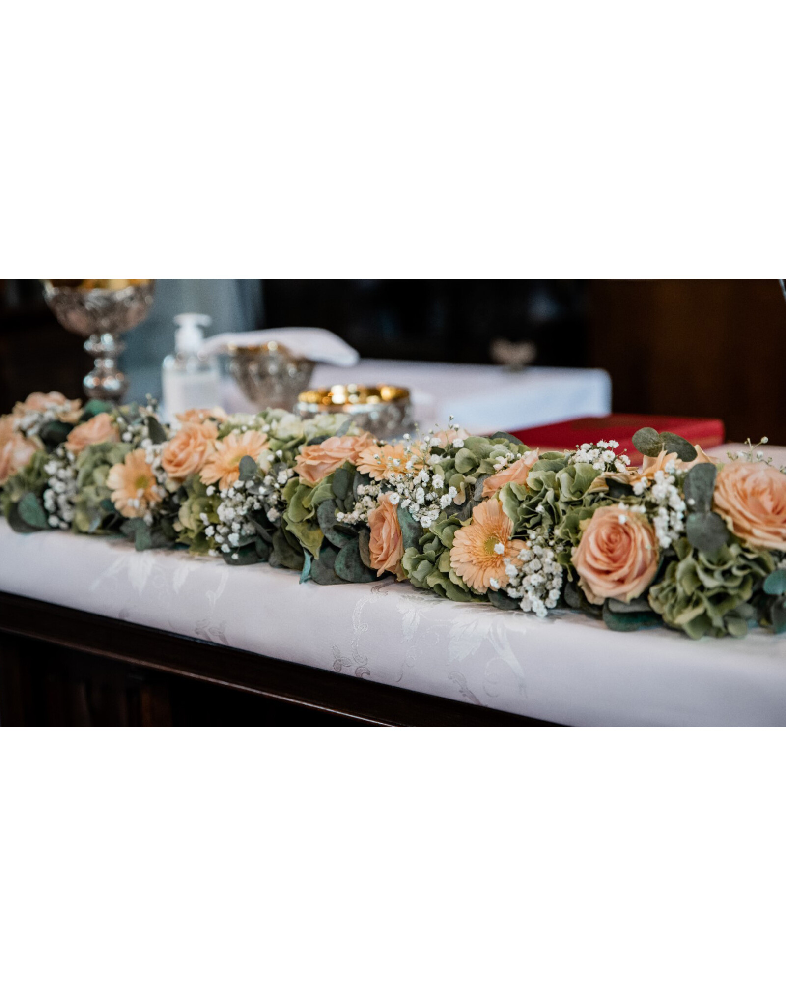 altaarstuk of stuk voor op kist met rozen en andere fijne bloemen