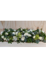 vol stuk voor altaar of kist met rozen en andere fijne bloemen
