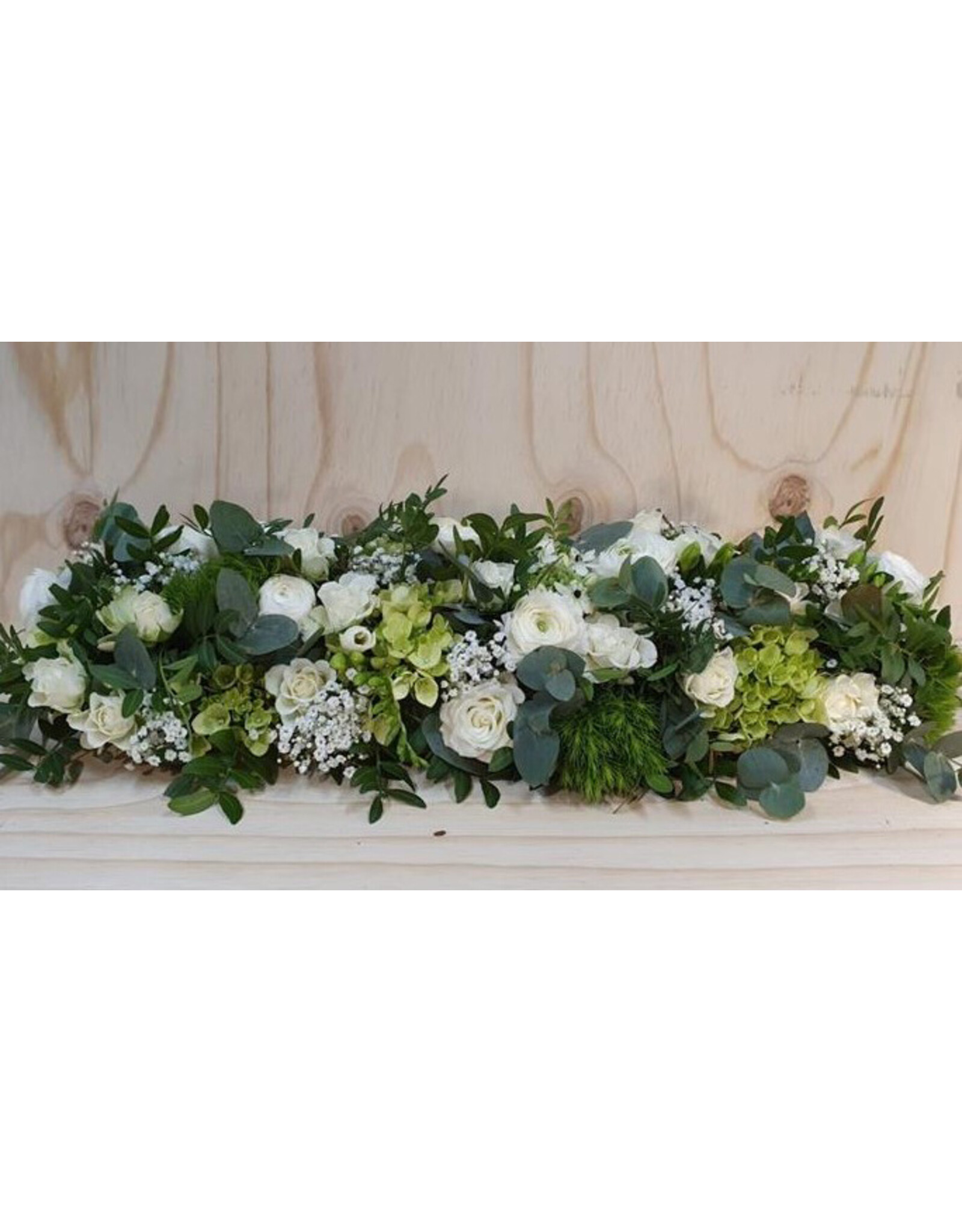 vol stuk voor altaar of kist met rozen en andere fijne bloemen