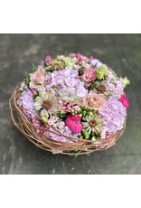klein rouwstuk met  fijne lentebloemen in 2 maten