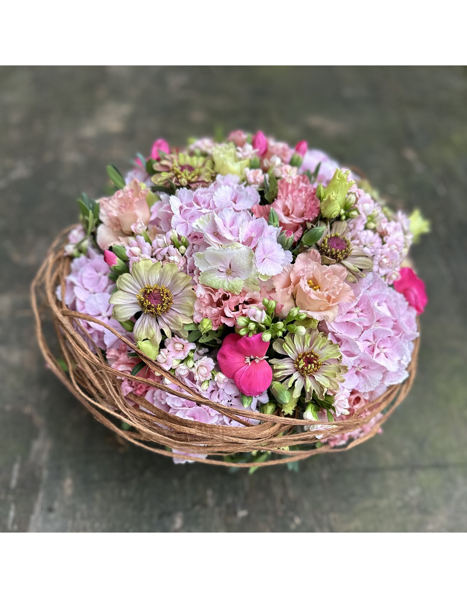 klein rouwstuk met  fijne lentebloemen in 2 maten