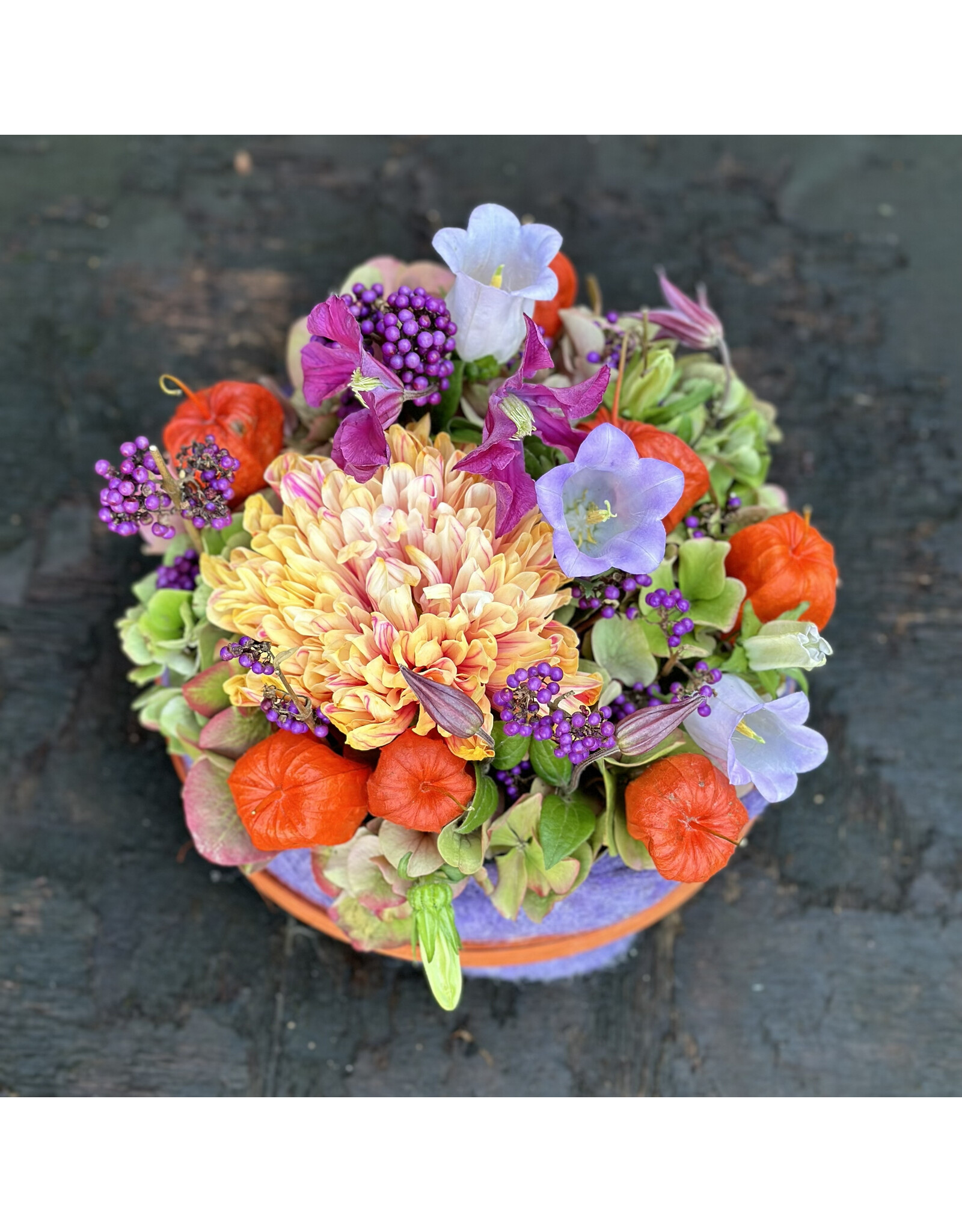 klein rouwstuk met kleurrijke lentebloemen in 2 maten