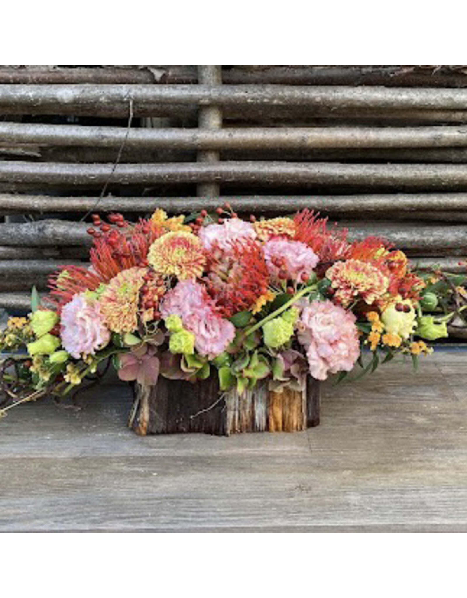 Middelgroot bloemstuk met fijne snijbloemen - Copy