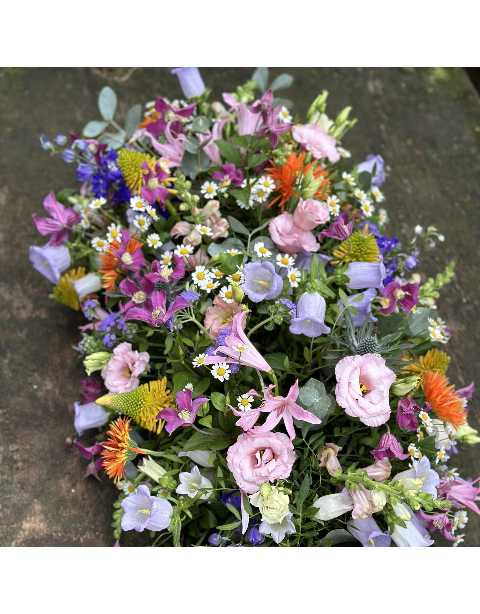 Langwerpig  uitbundig fijn bloemstuk
