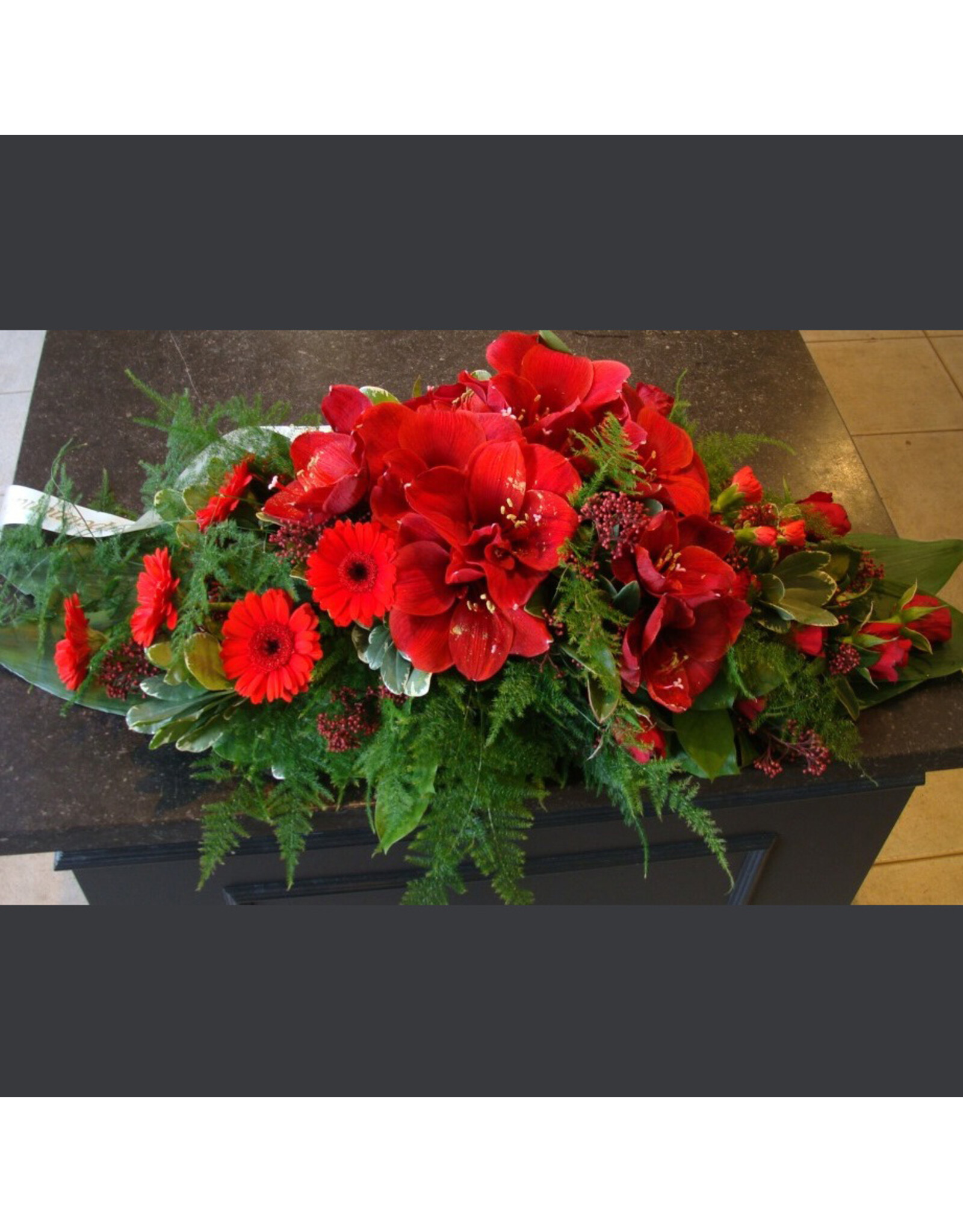 Compact lang bloemstuk met amaryllis