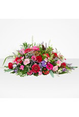Compact lang bloemstuk met lentebloemen en groen