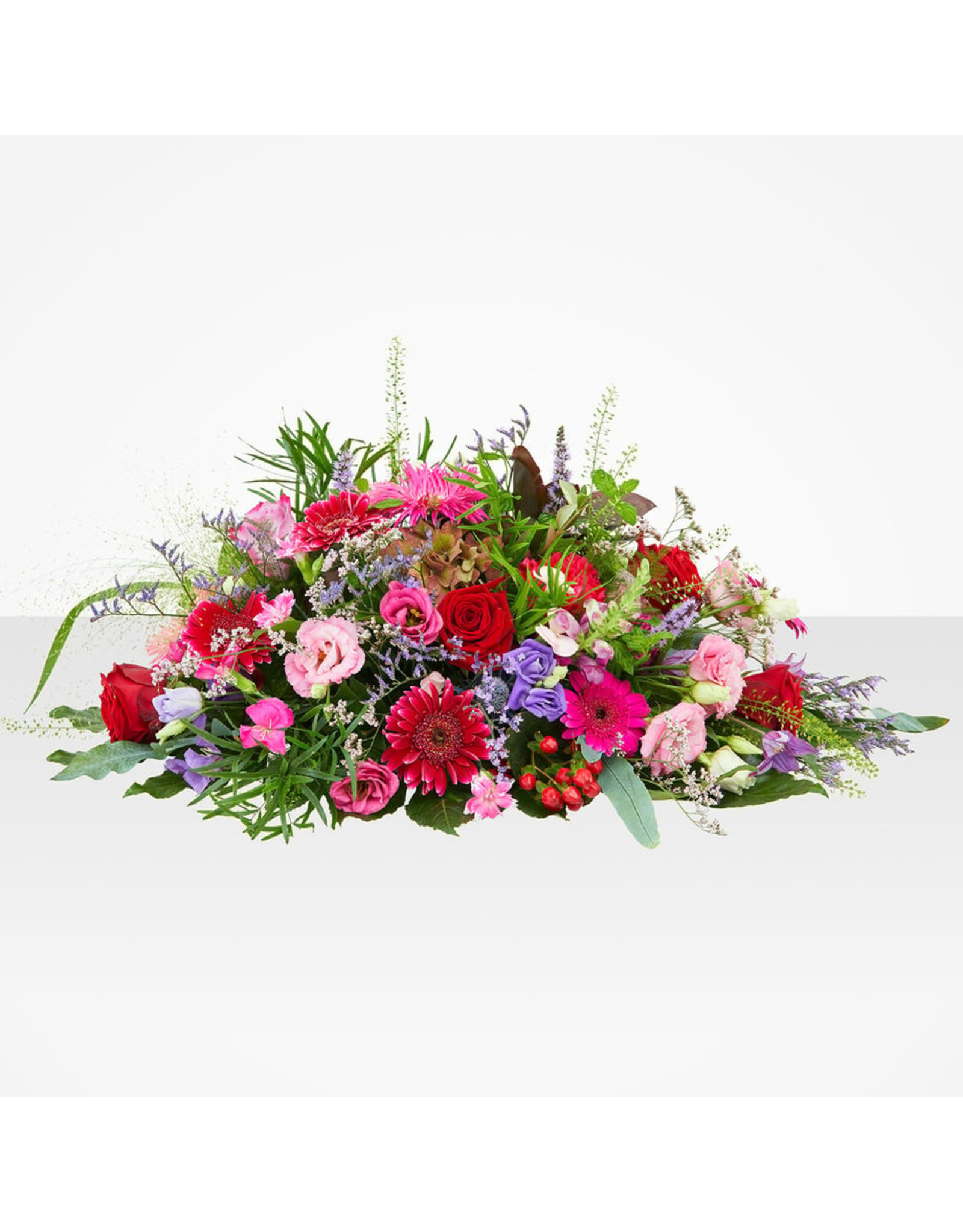 Compact lang bloemstuk met lentebloemen en groen