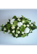 Sierlijk bloemstuk met rozen of andere bloemen