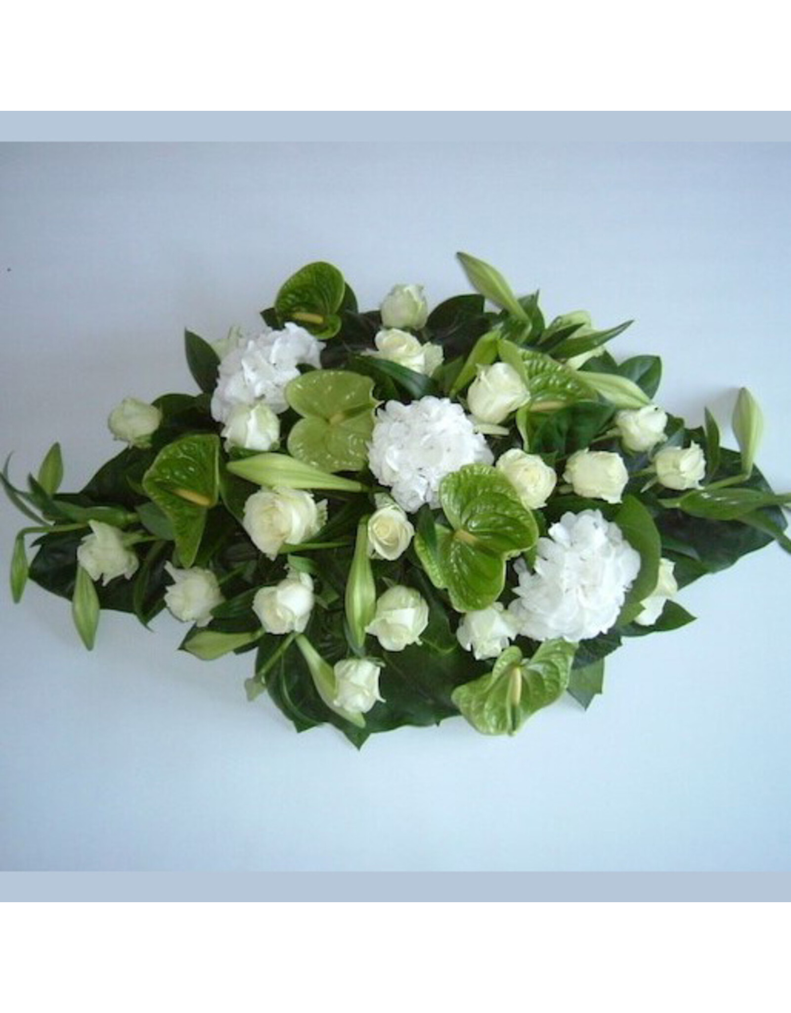 Sierlijk bloemstuk met rozen of andere bloemen