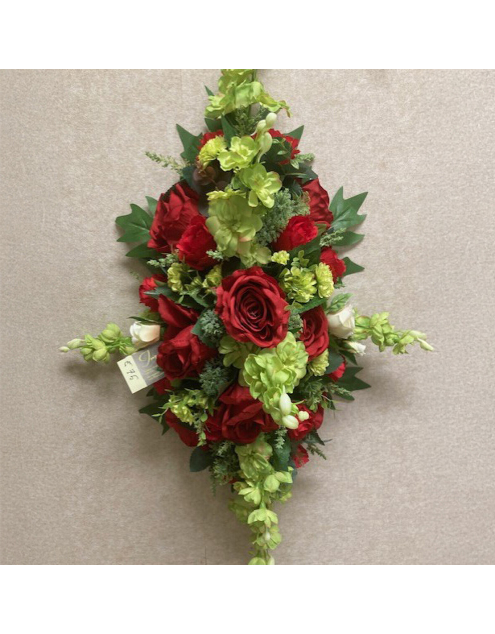 Zijden bloemstuk rood 75 euro
