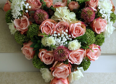 Zijden bloemstuk roze