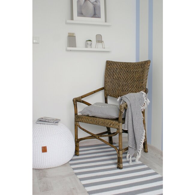 Rattan-Stuhl „Jester“ – Geometrische Raffinesse im Fischgräten-Design