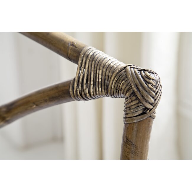 Rattan-Stuhl „Countess“ – Filigrane Linienführung und Handgeflochtene Kunst