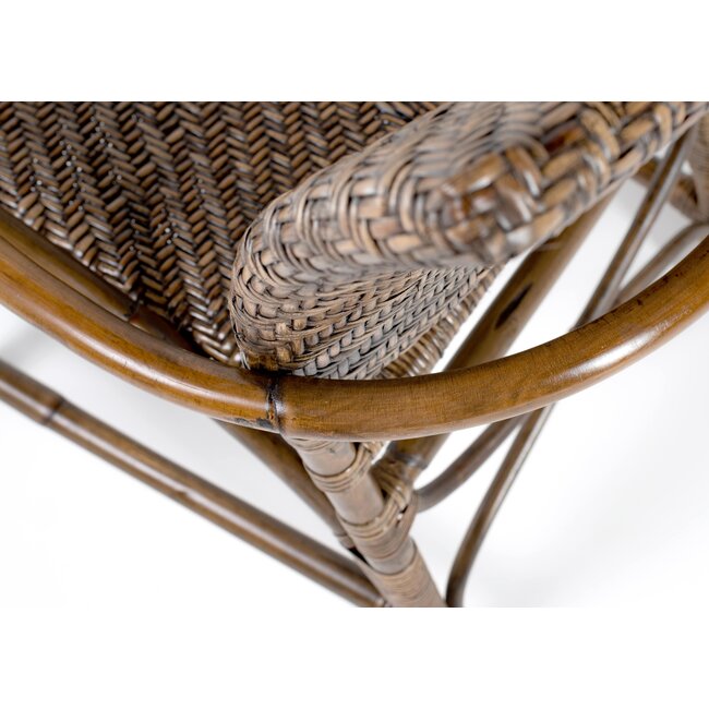 Rattan-Stuhl „Countess“ – Filigrane Linienführung und Handgeflochtene Kunst