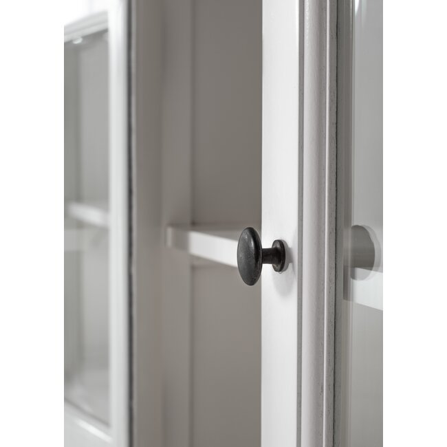 Klassisches Buffet mit Glastüren