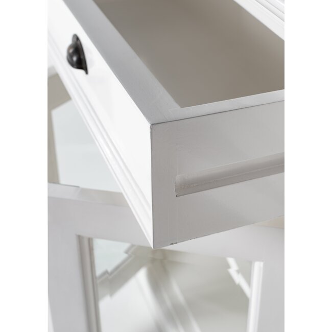 Klassisches Buffet mit Glastüren