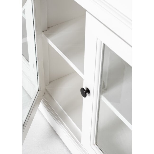 Klassisches Buffet mit Glastüren