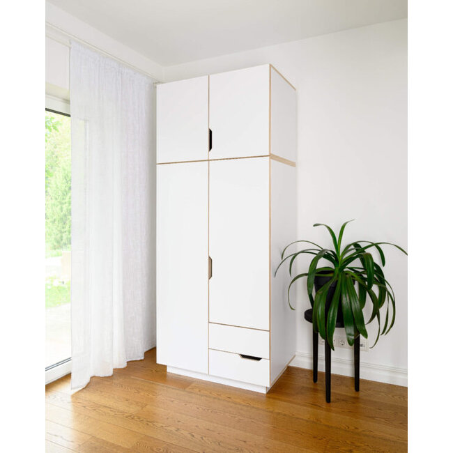 Extra hoher Kleiderschrank INU