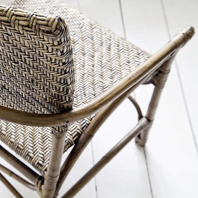 Rattan-Stuhl „Jester“ – Geometrische Raffinesse im Fischgräten-Design