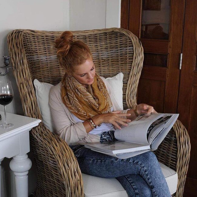 King Stuhl – Majestätischer Rattan-Ohrensessel aus Kubu & Mahagoni