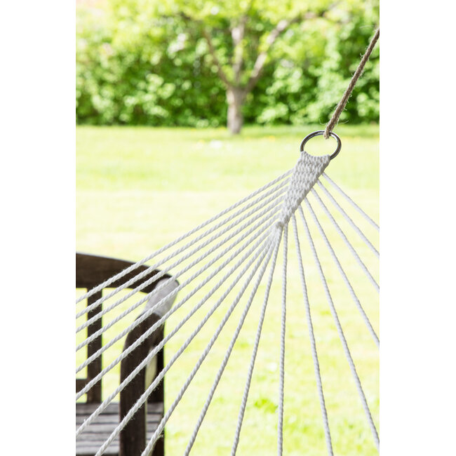 Gartenliege Hedvig Offwhite – Großzügige Outdoor-Sonnenliege aus Polyester und Akazienholz, Breite 140 cm, Länge 200 cm