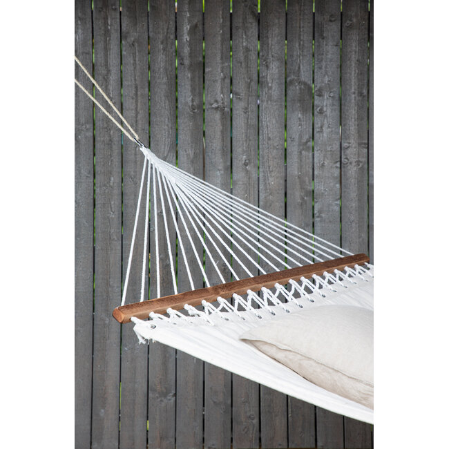 Gartenliege Hedvig Offwhite – Großzügige Outdoor-Sonnenliege aus Polyester und Akazienholz, Breite 140 cm, Länge 200 cm