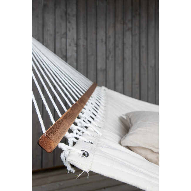 Gartenliege Hedvig Offwhite – Großzügige Outdoor-Sonnenliege aus Polyester und Akazienholz, Breite 140 cm, Länge 200 cm