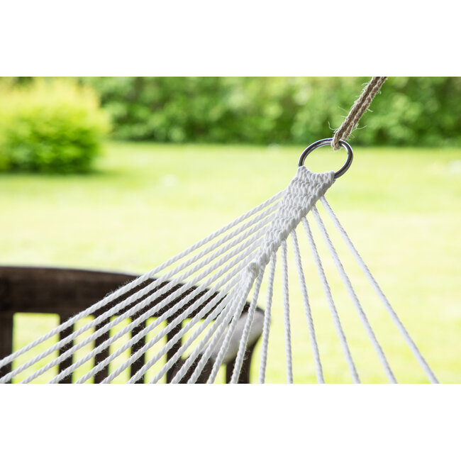 Gartenliege Hedvig Offwhite – Großzügige Outdoor-Sonnenliege aus Polyester und Akazienholz, Breite 140 cm, Länge 200 cm