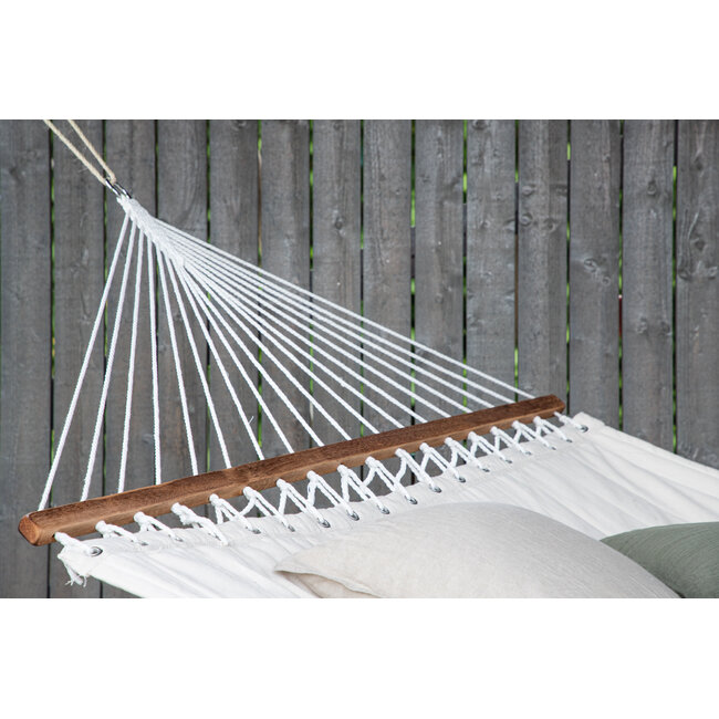 Gartenliege Hedvig Offwhite – Großzügige Outdoor-Sonnenliege aus Polyester und Akazienholz, Breite 140 cm, Länge 200 cm