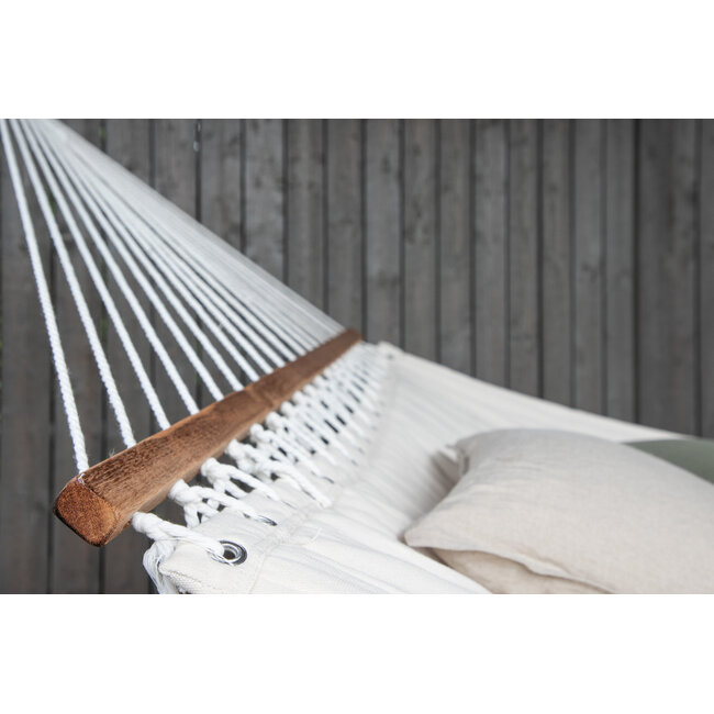 Gartenliege Hedvig Offwhite – Großzügige Outdoor-Sonnenliege aus Polyester und Akazienholz, Breite 140 cm, Länge 200 cm