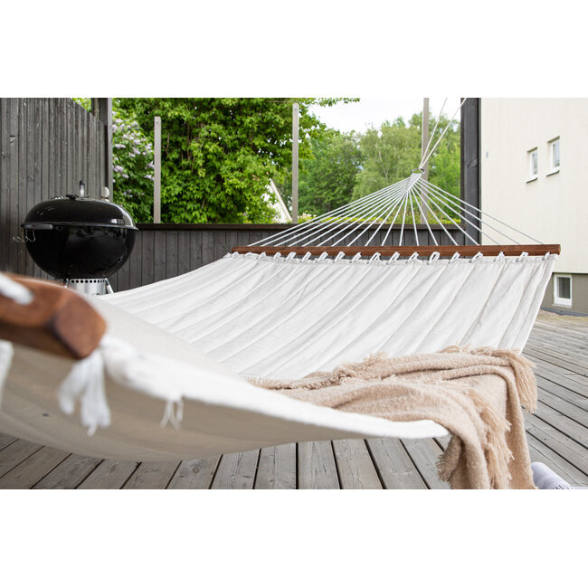 Gartenliege Hedvig Offwhite – Großzügige Outdoor-Sonnenliege aus Polyester und Akazienholz, Breite 140 cm, Länge 200 cm