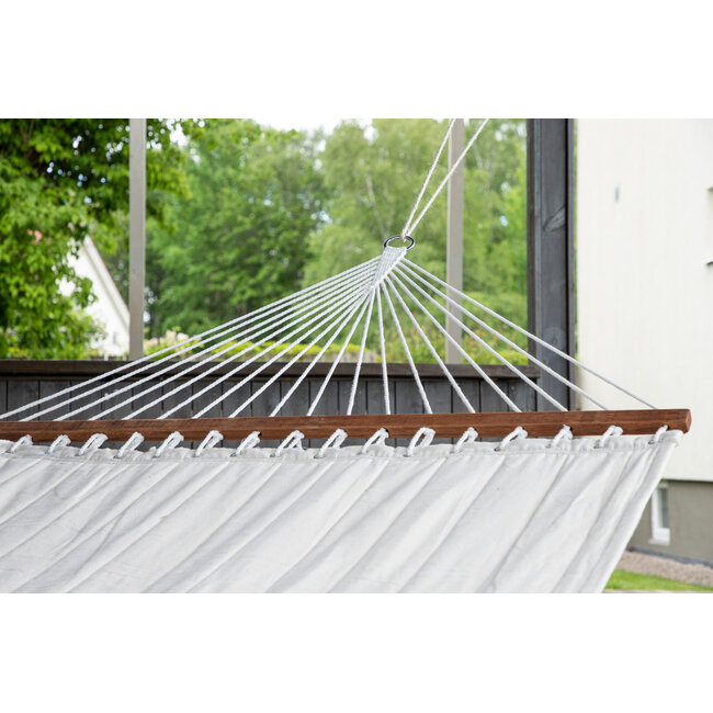 Gartenliege Hedvig Offwhite – Großzügige Outdoor-Sonnenliege aus Polyester und Akazienholz, Breite 140 cm, Länge 200 cm