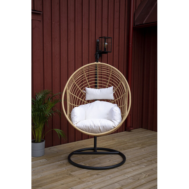 Outdoor-Hängesessel Viga Nature – Natürlicher Charme mit schwarzem Gestell und weißen Kissen